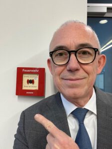 Mehr über den Artikel erfahren Wie überzeugt man Führungskräfte von nachhaltigen Lösungen statt „Feuerwehraktionen“? 🚒