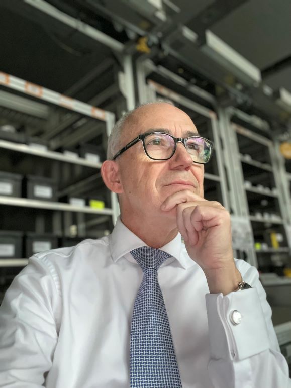 Mehr über den Artikel erfahren Warum setzen Unternehmen trotz Fachkräftemangels nicht auf Lean Management ? 🤔