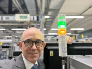 Mehr über den Artikel erfahren Visuelle Signale 👀: Der unschlagbare Vorteil im Lean Management gegenüber digitalen Informationen